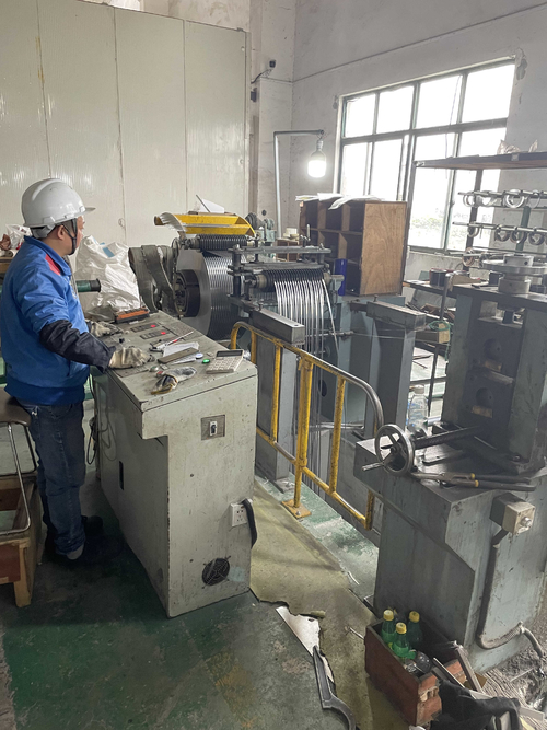 último caso de la compañía sobre pequeño taller para la cuchilla rotatoria de acero inoxidable del esquileo de las bobinas de la máquina de la cortadora de la chapa