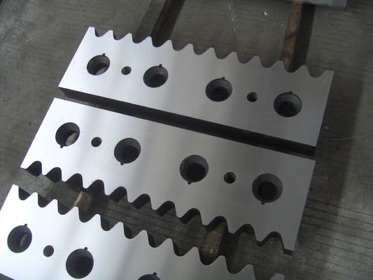 H13K deformó las cuchillas de cortador hidráulico de forma de V de corte de acero del cuchillo de la cuchilla de la máquina
